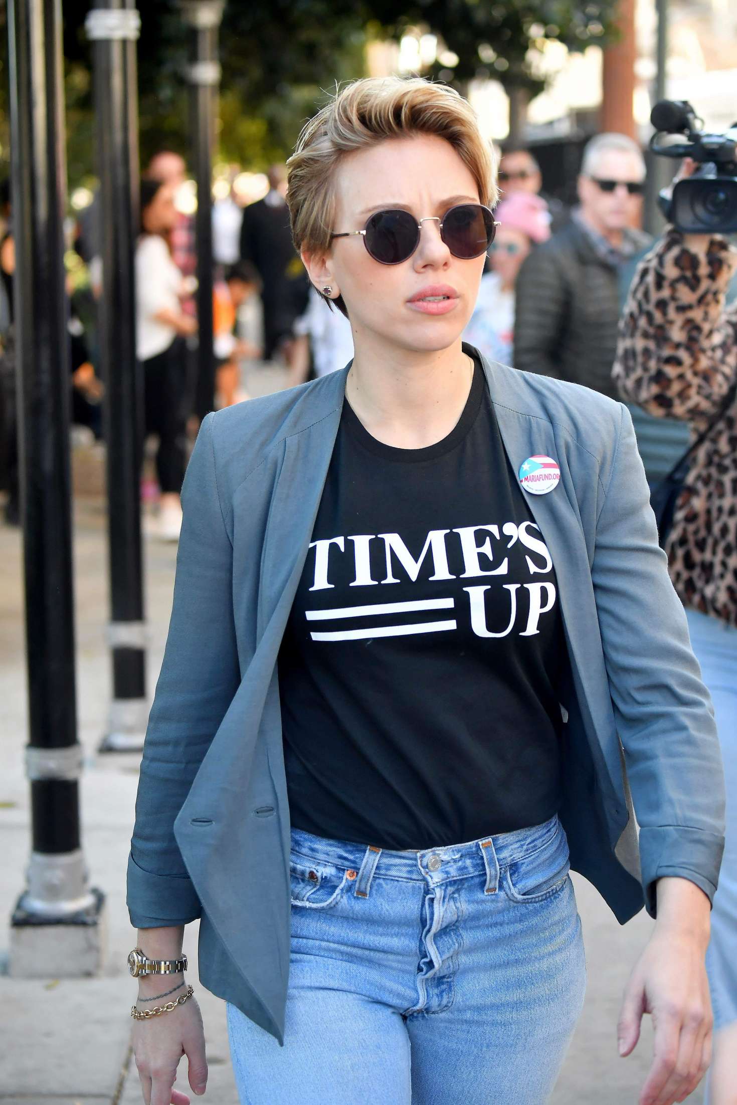 phong cách thời trang Scarlett Johansson áo thun và áo vest