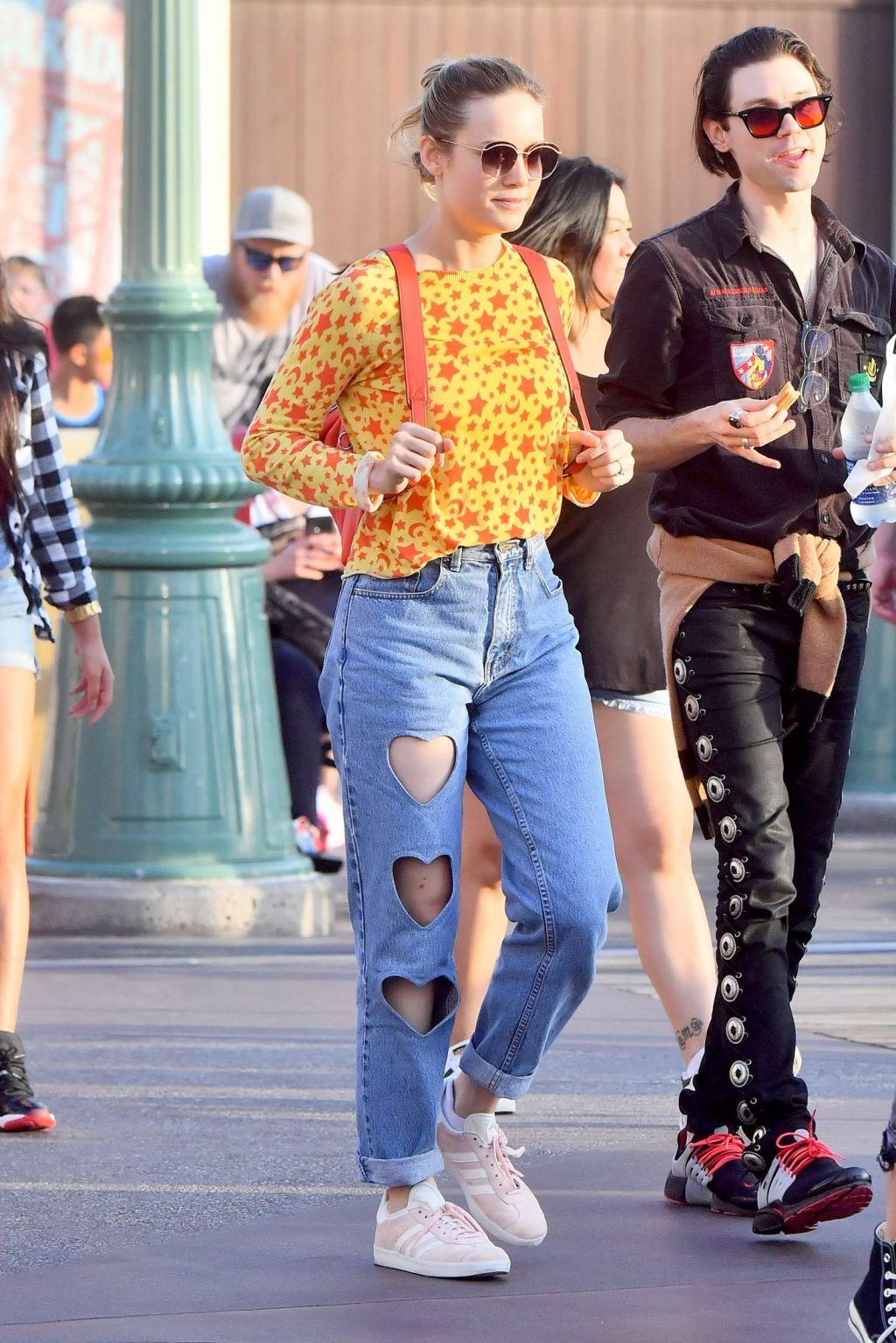 Brie Larson mặc quần jeans đi Disneyland