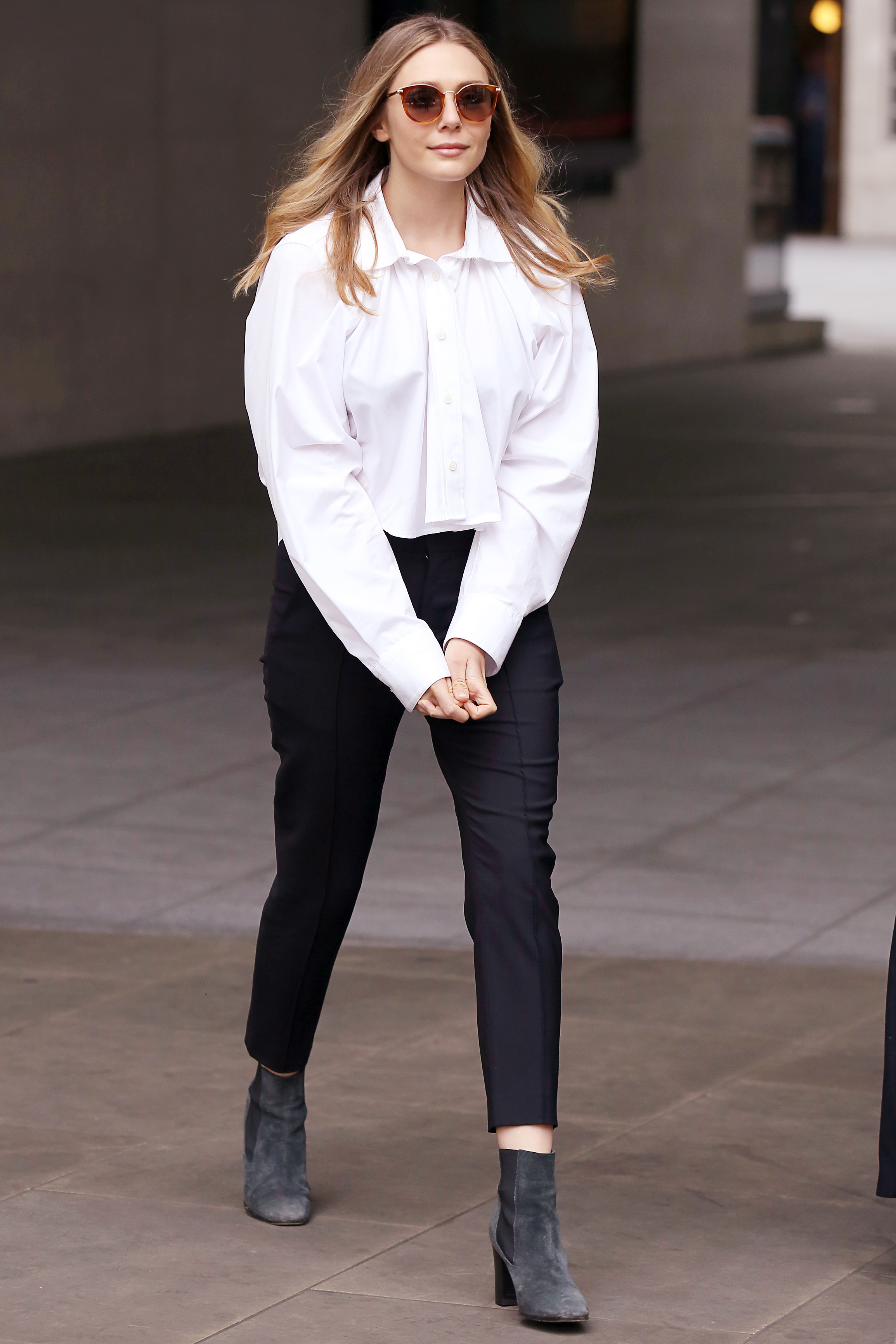 Elizabeth Olsen mặc áo sơ mi trắng và quần đen