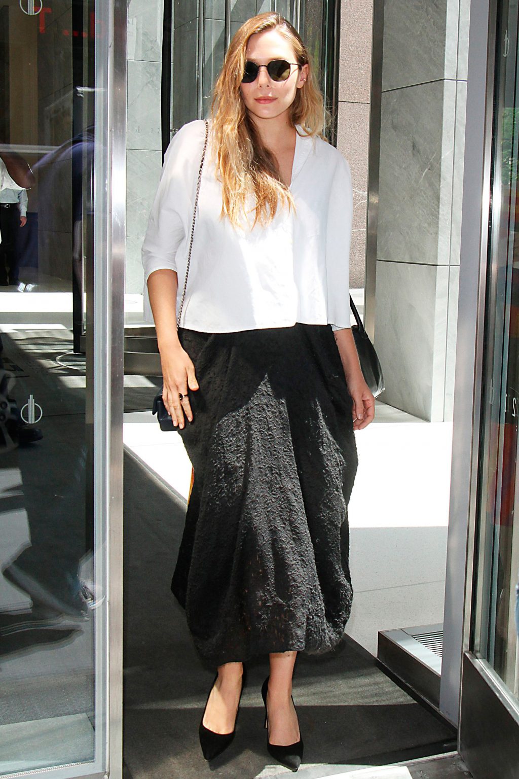 Elizabeth Olsen mặc sơ mi trắng và váy đen