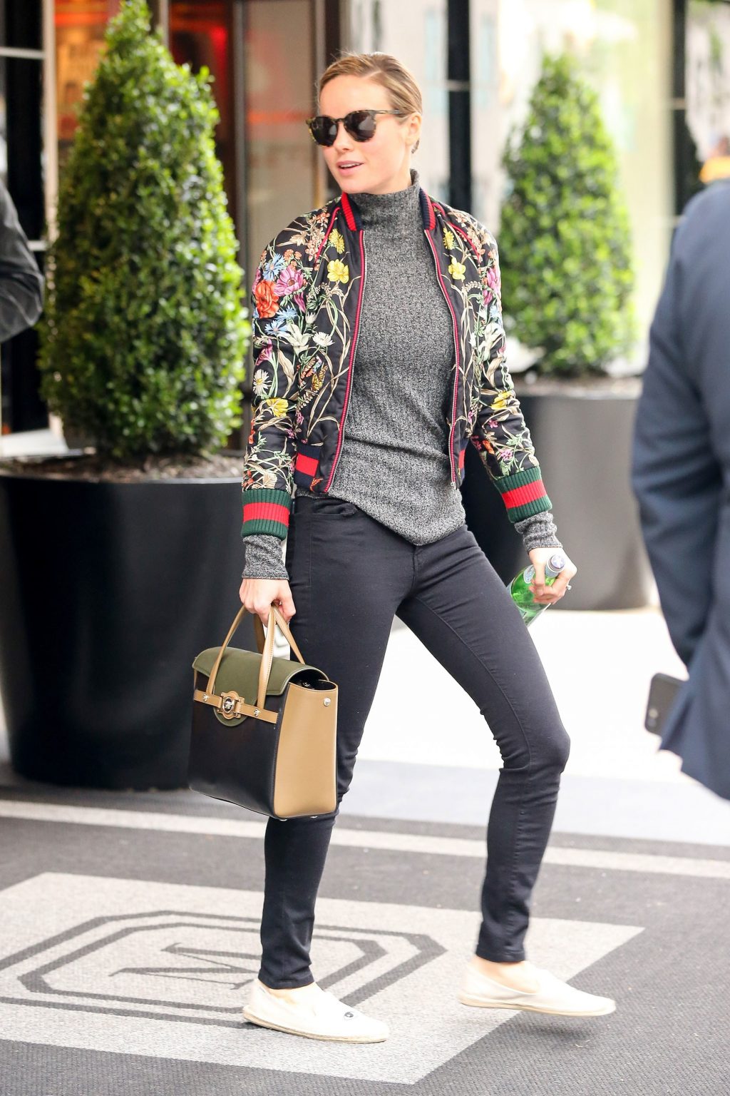 Brie Larson mặc áo khoác hoa dạo phố