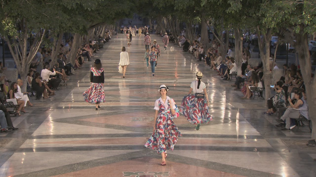 sàn diễn ngoài trời BST Chanel Cruise 2017