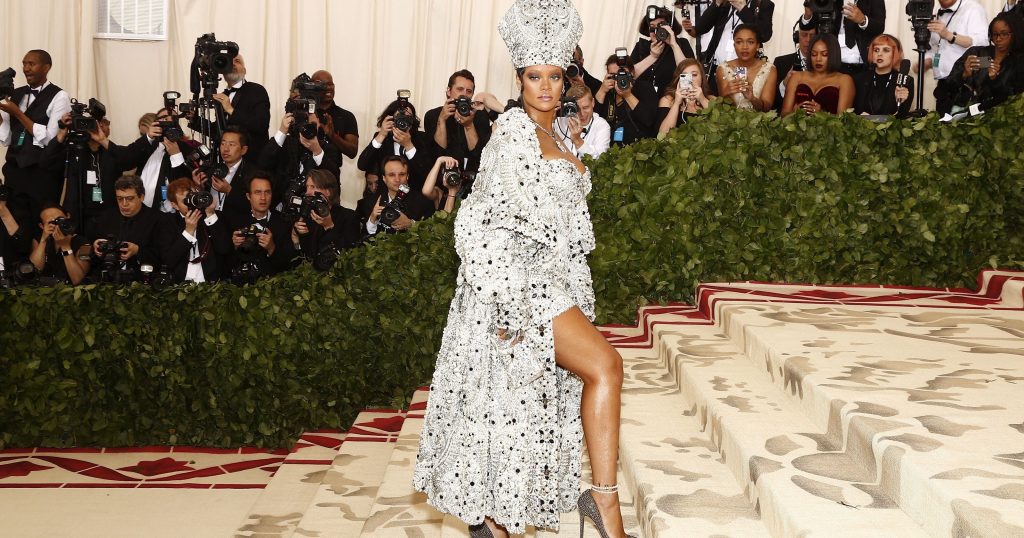 thảm đỏ met gala rihanna