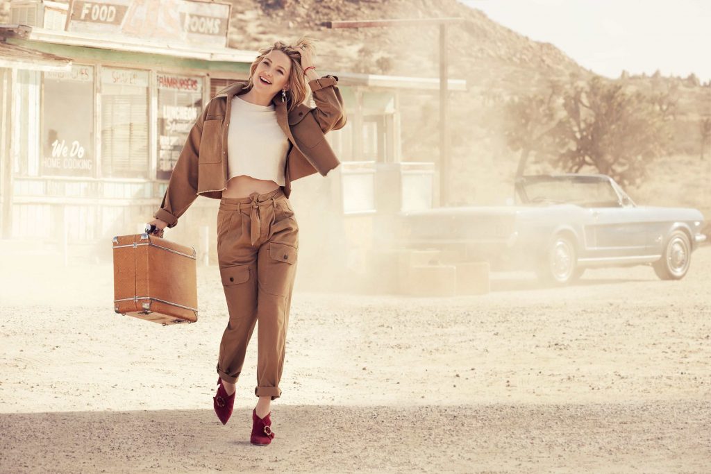 Kate Hudson diện áo phông trắng, quần và jacket màu beige của Happy x Nature