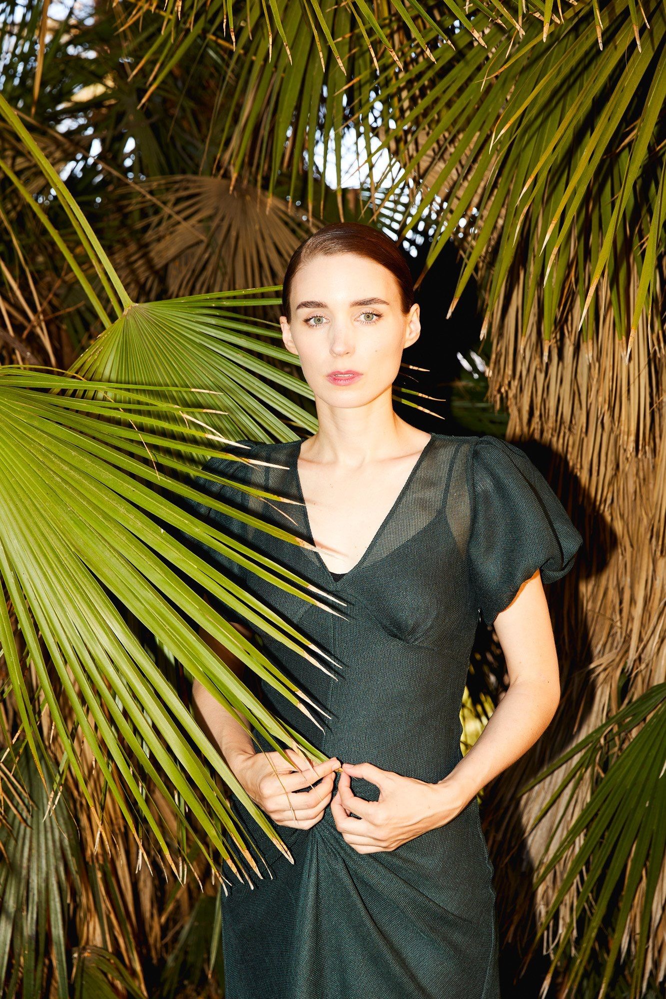 Rooney Mara diện đầm màu xanh rêu của thương hiệu Hiraeth