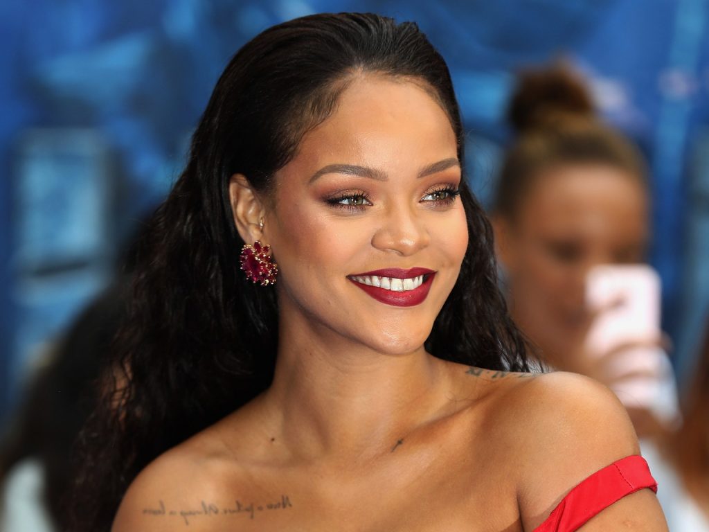 rihanna son đỏ cười trước ống kính