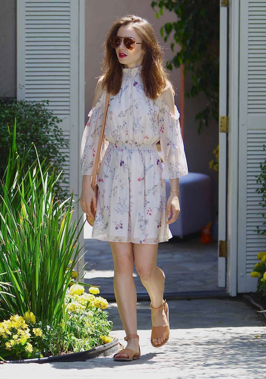 lily collins mặc đầm hoa khoét vai