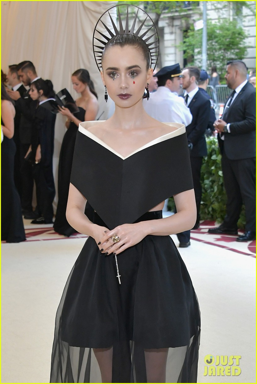 thời trang của lily collins tại met gala 2018