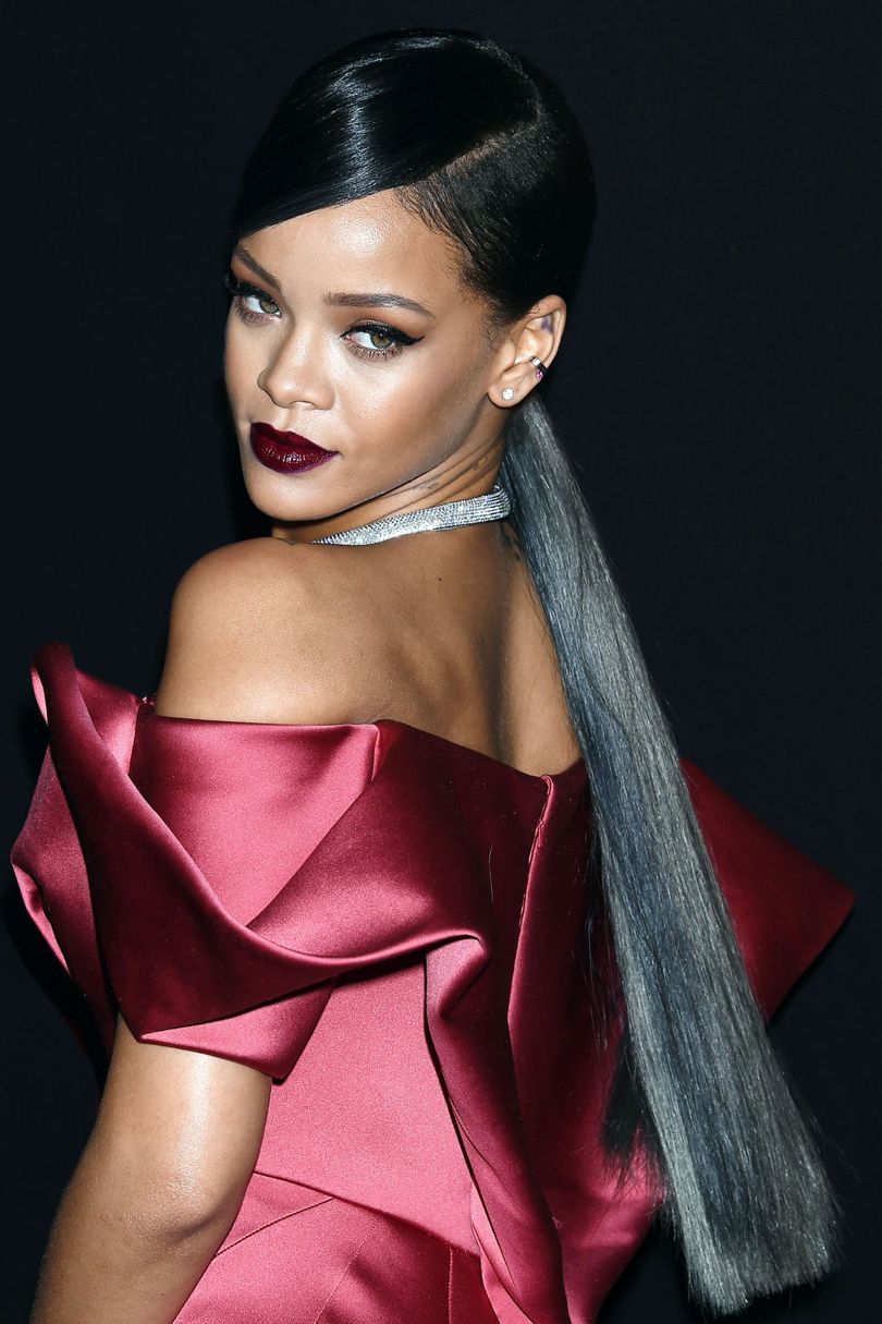 Rihanna tóc dài diện đầm đỏ và son đỏ