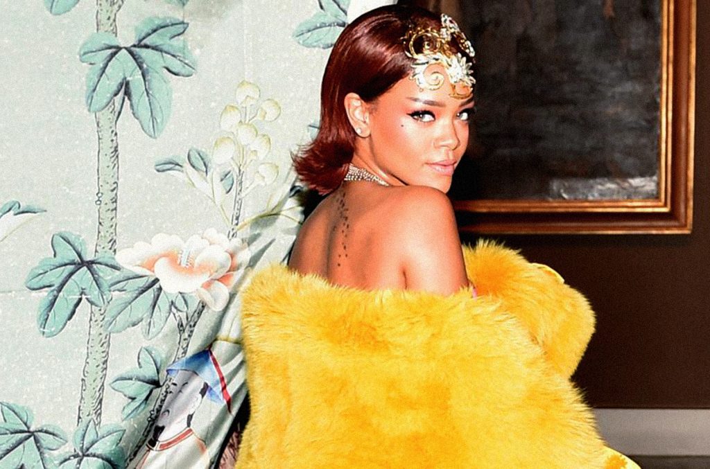 ca sĩ Rihanna mặc áo lông vàng tại thảm đỏ Met Gala 2015