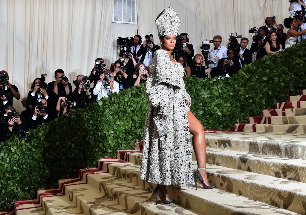 ca sĩ Rihanna mặc áo choàng trên thảm đỏ Met Gala 2018