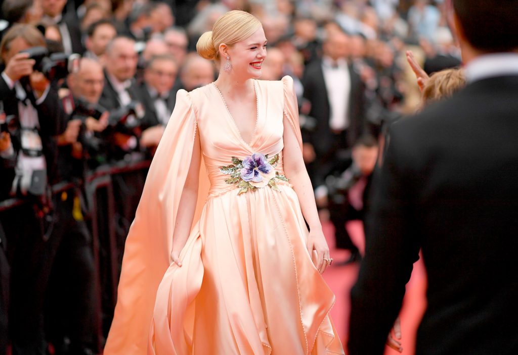 Elle Fanning tươi cười trên thảm đỏ cannes 2019