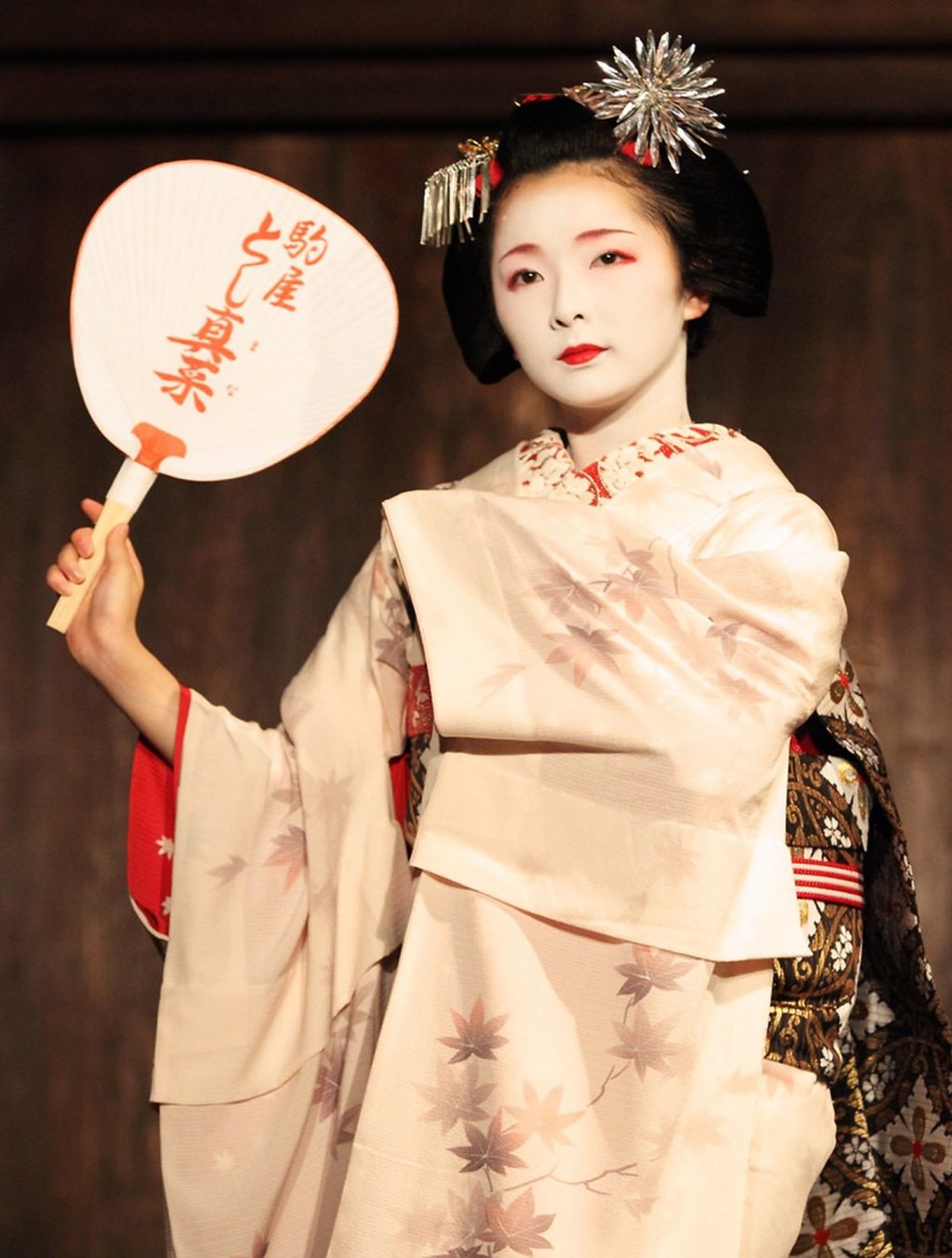 cô gái geisha nhật cầm quạt mỹ phẩm thiên nhiên