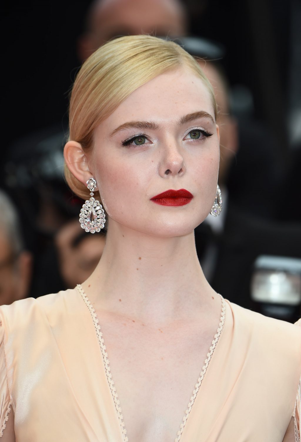 Elle Fanning diện trang sức chopard trên thảm đỏ cannes 2019