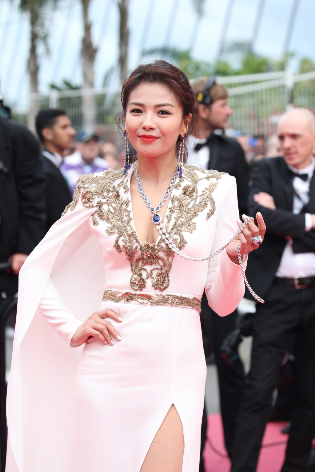 lưu đào diện đầm trắng của Etro và trang sức chopard trên thảm đỏ cannes 2019