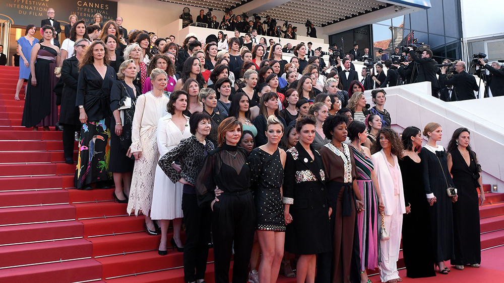 nữ nghệ sĩ biểu tình bình đẳng giới trên thảm đỏ Cannes 2018