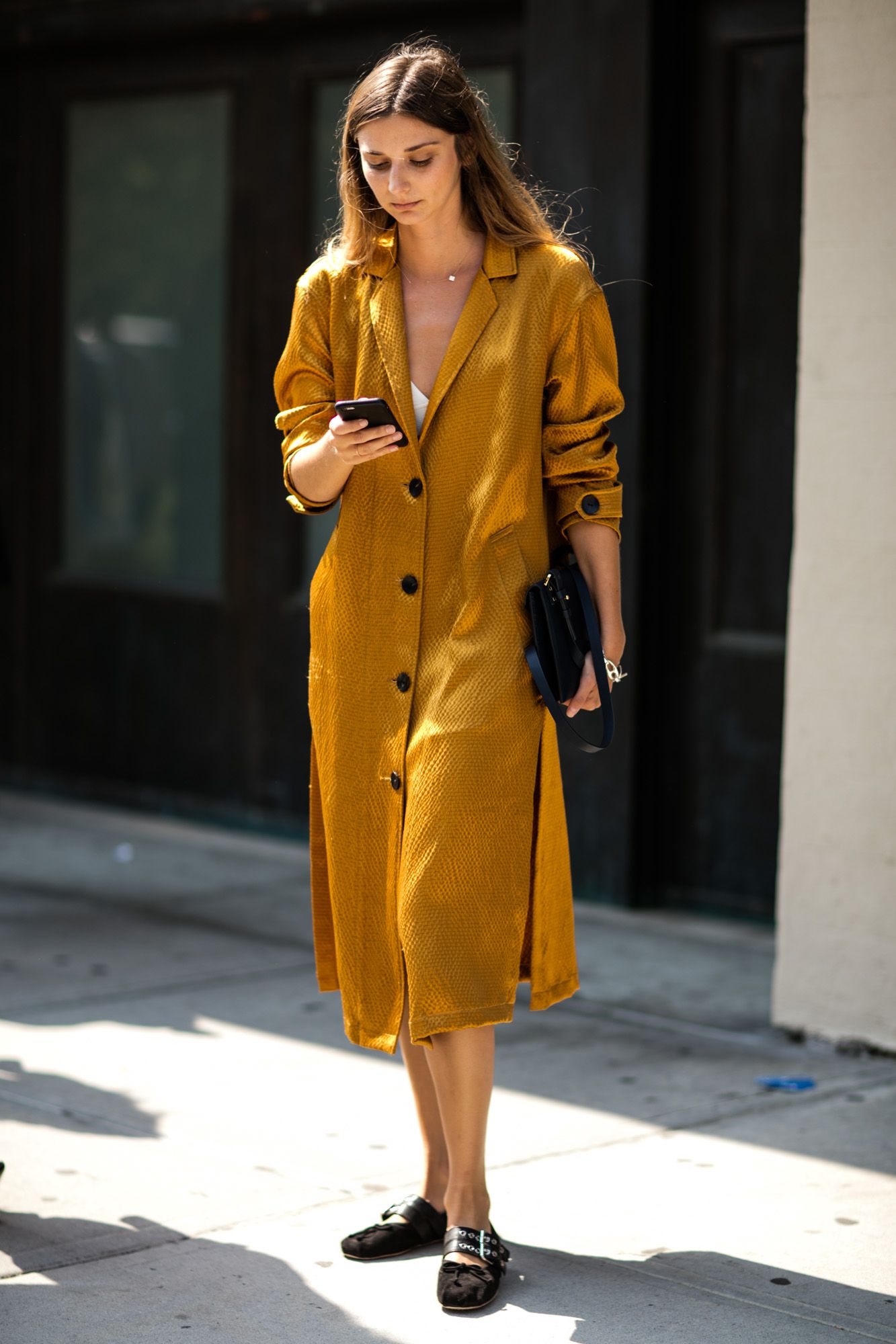 fashionista diện váy vàng mustard của thương hiệu Simone Miller tại Tuần lễ Thời trang New York