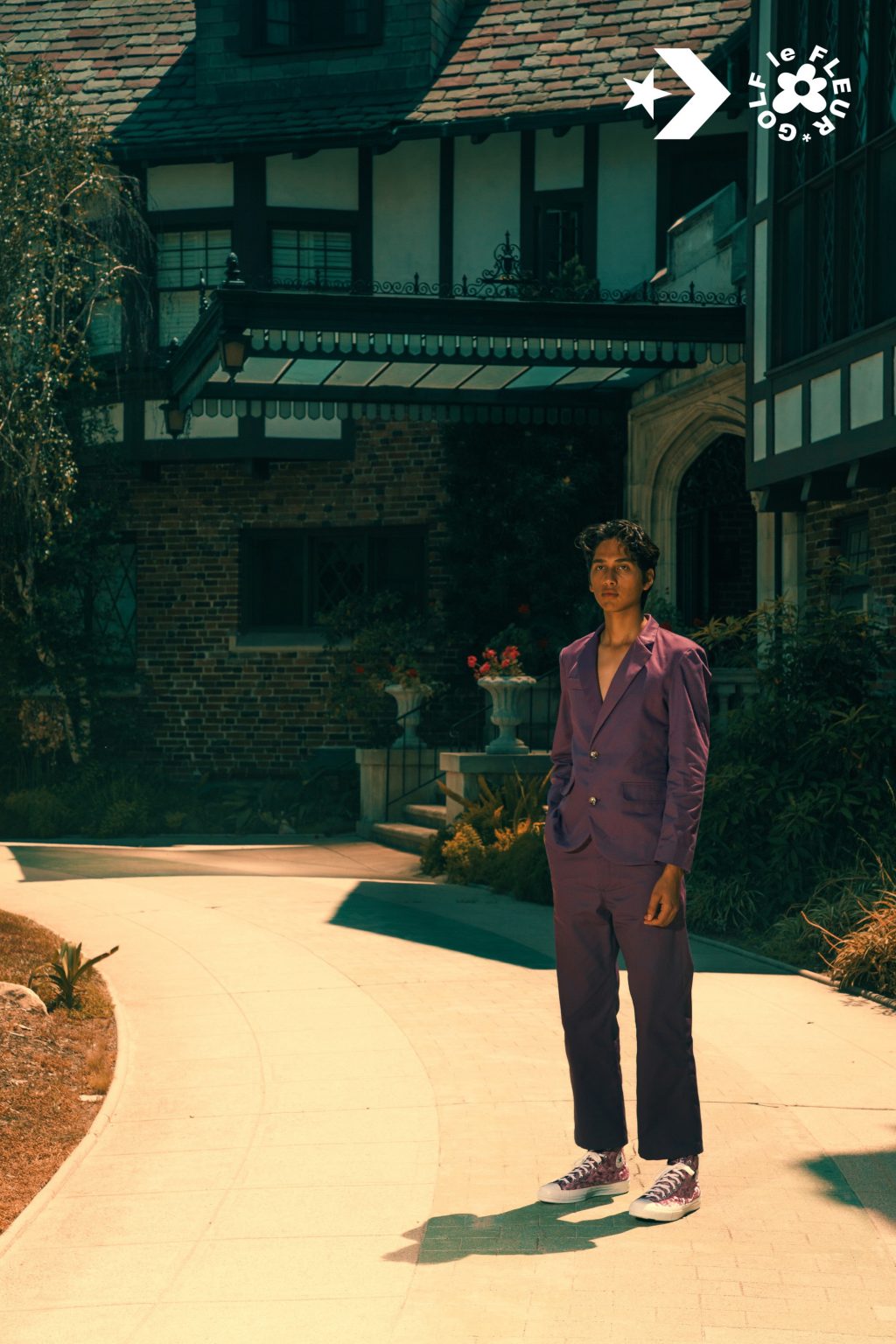 người mẫu nam mặc vest tím mang giày converse tím golf le fleur velvet