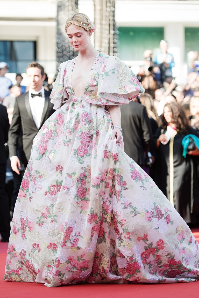 Elle Fanning diện đầm hoa Valentino trên thảm đỏ Cannes 2019