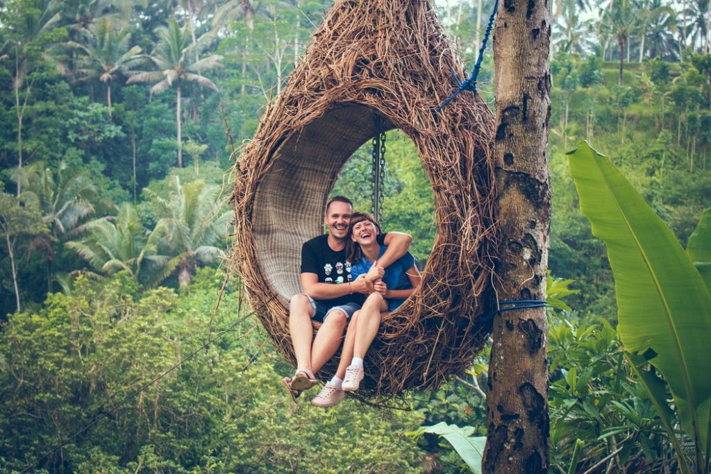 vợ chồng mới cưới tuần trăng mật ở bali