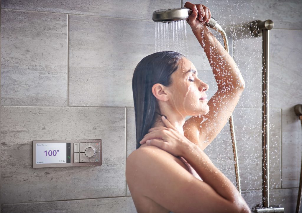 Rửa mặt dưới vòi hoa sen trong lúc tắm có nên không? | ELLE