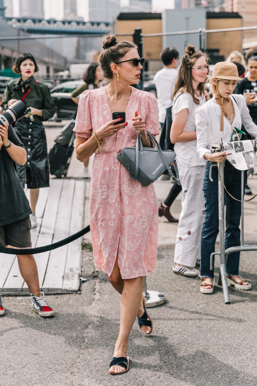 fashionista mặc đầm hồng millennial tại tuần lễ thời trang