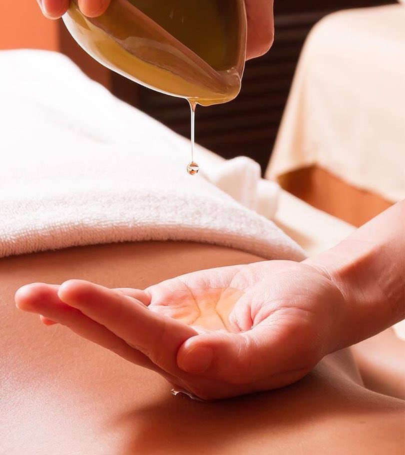 massage ngực bằng tinh dầu