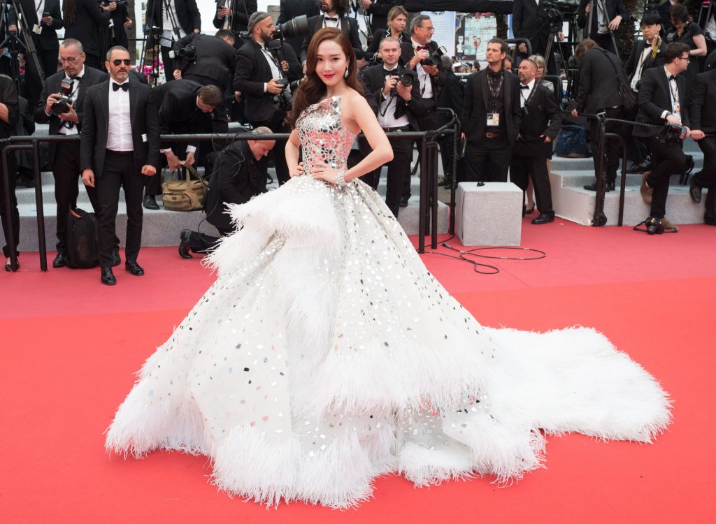 Jessica Jung diện đầm dạ hội trắng trên thảm đỏ liên hoan phim cannes 2019