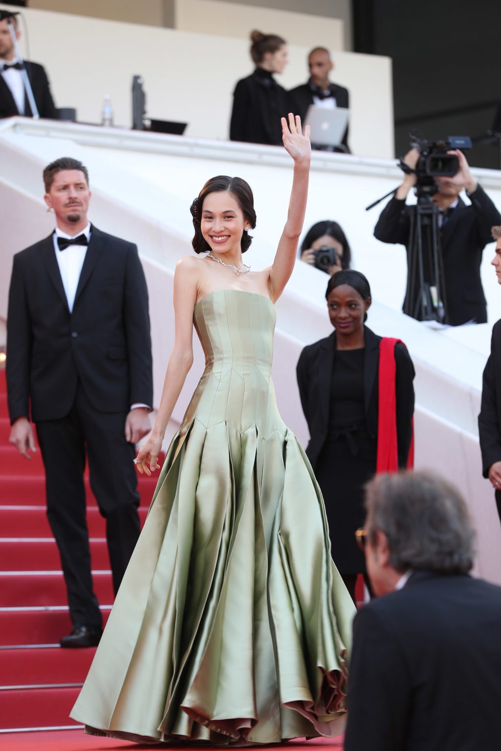 Kiko Mizuhara diện đầm dạ hội màu xanh nhạt của Dior trên thảm đỏ Cannes 2019 trong buổi công chiếu Les Miserables