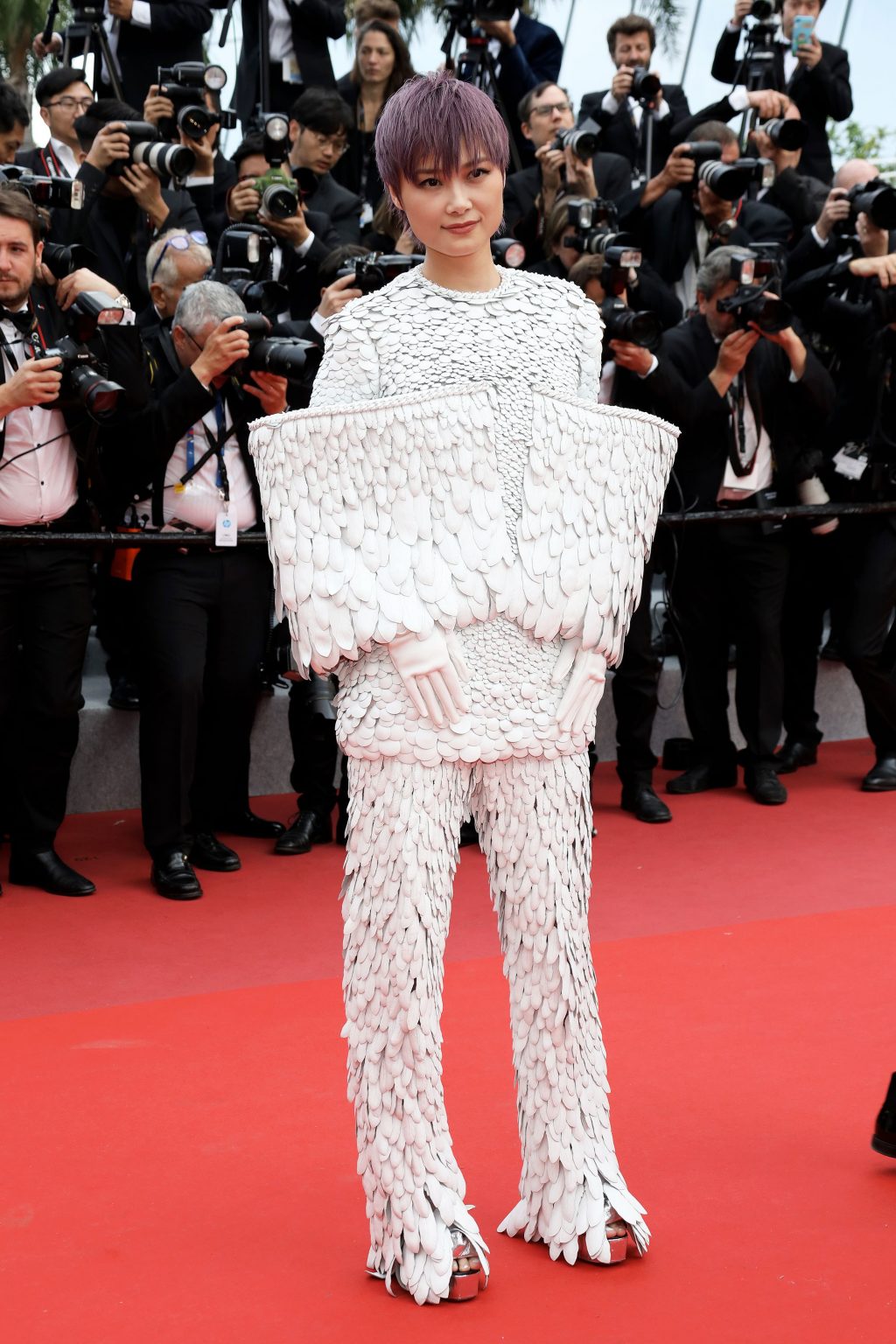 nữ ca sĩ Lý Vũ Xuân diện trang phục trắng trong BST Haute Couture Xuân - Hè 2019 của Balmain trên thảm đỏ LHP Cannes 2019