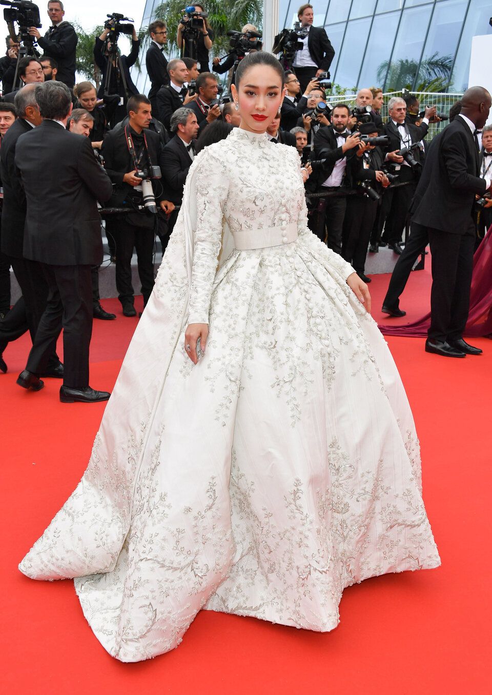 tại sự kiện công chiếu A Hidden Life (Une Vie Cachée), Min Pechaya diện đầm đính kết trắng của Ashi Studio trên thảm đỏ LHP Cannes 2019
