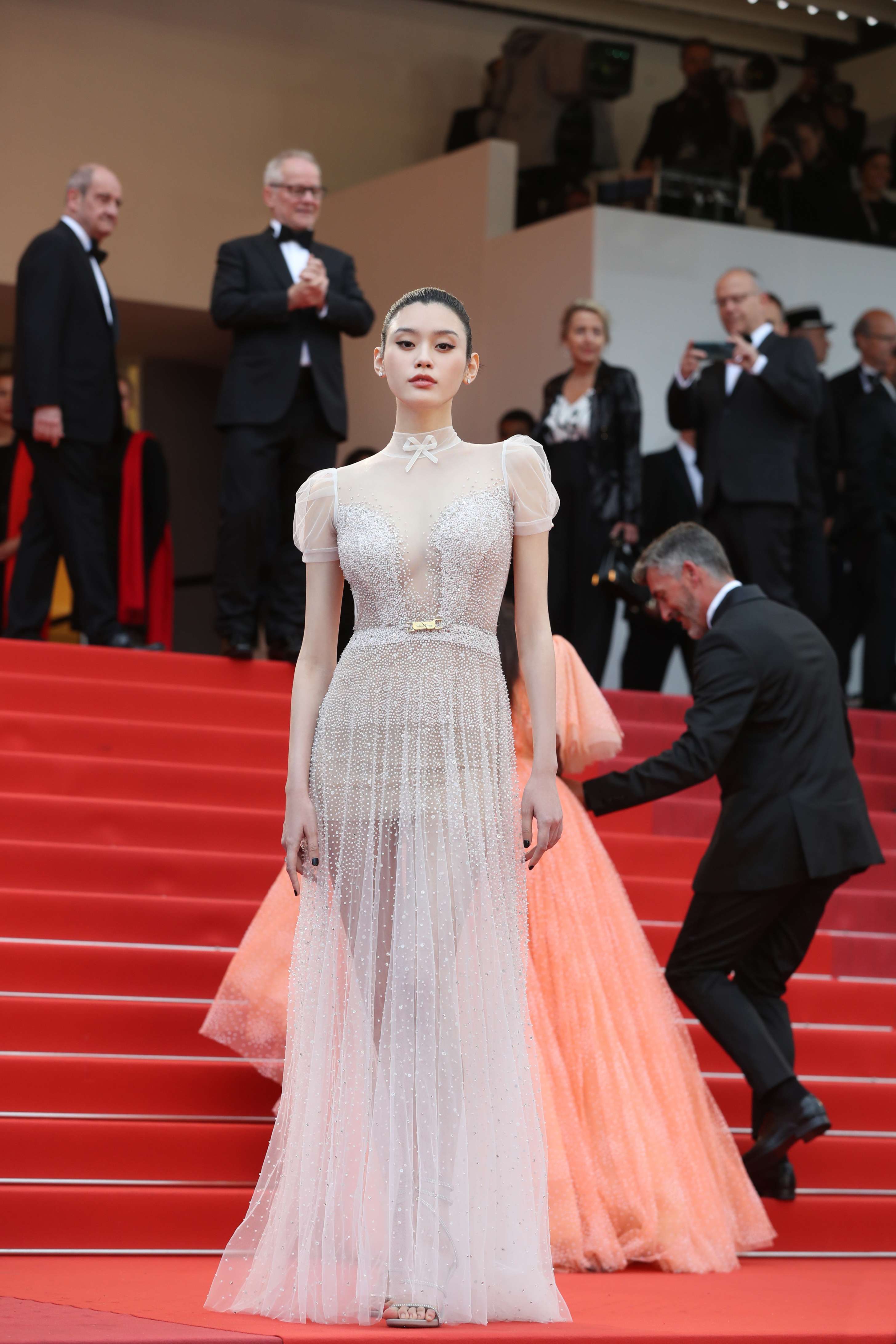 Ming Xi diện váy xuyên thấu của nhà mốt Inbal Dror trên thảm đỏ sự kiện công chiếu A Hidden Life (Une Vie Cachée)