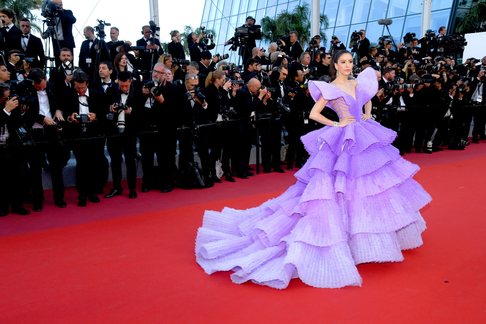 Sririta Jensen diện váy dạ hội tím xếp tầng của Michael Cinco trên thảm đỏ Cannes 2019 vào ngày công chiếu Rocketman