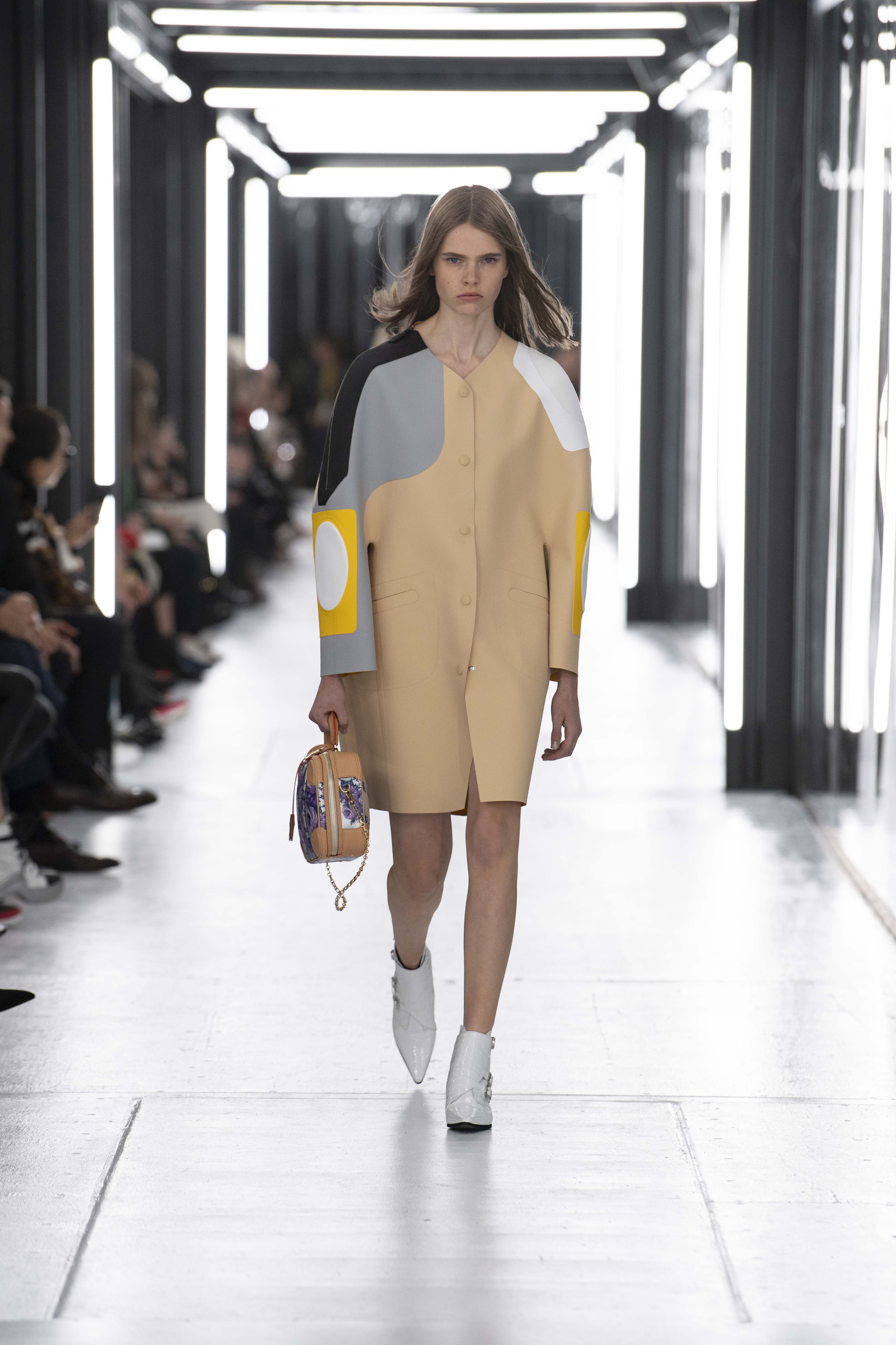 áo khoác màu be trên sàn diễn Louis Vuitton