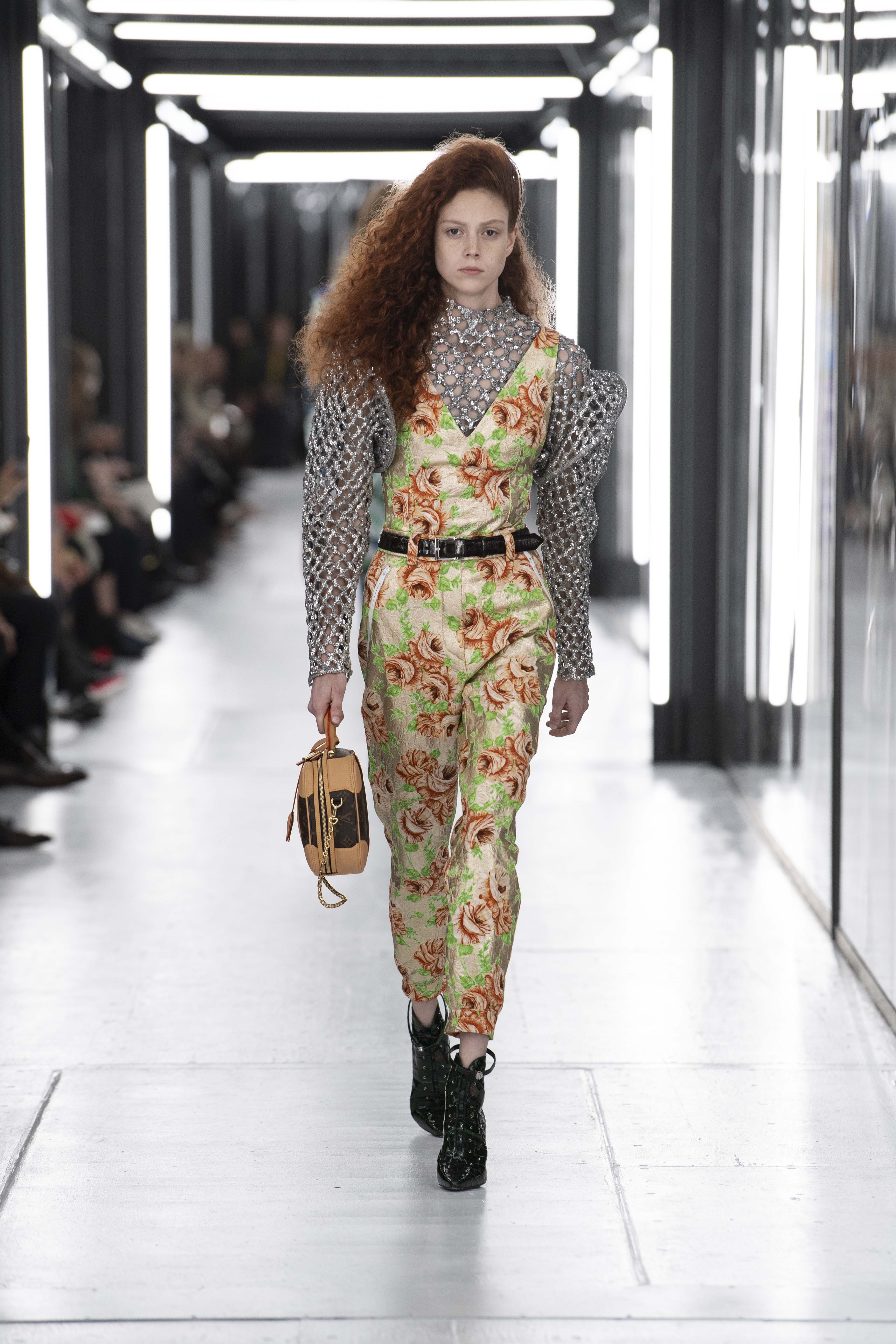 bộ jumpsuit hoa trên sàn diễn Louis Vuitton