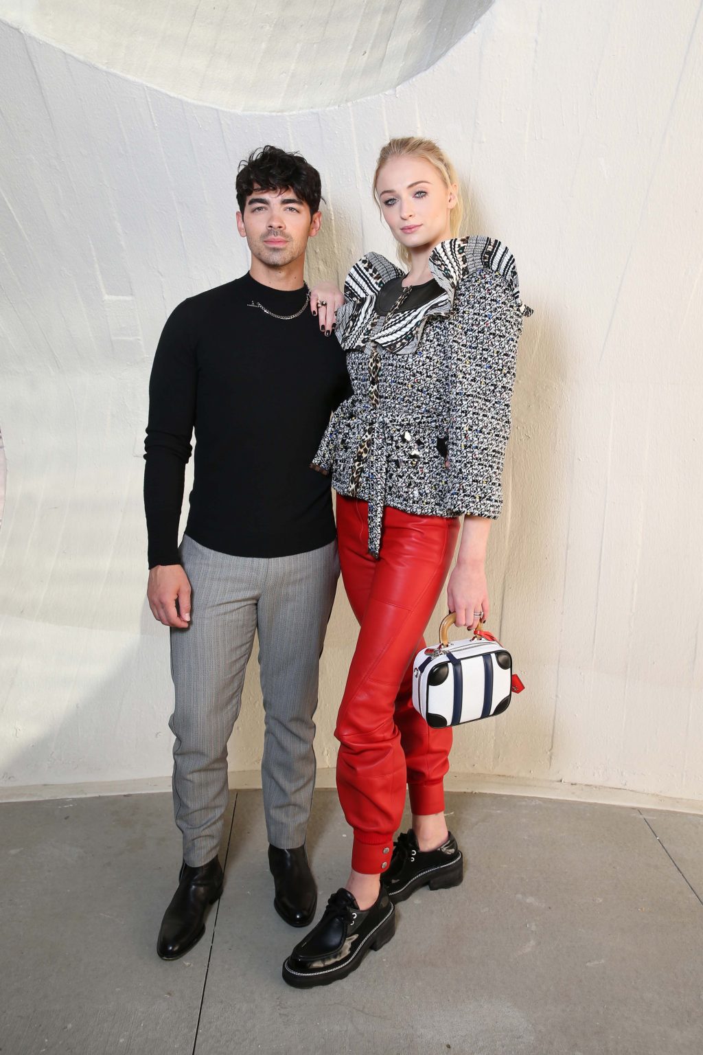 Sophie Turner và Joe Jonas túi Mini luggage