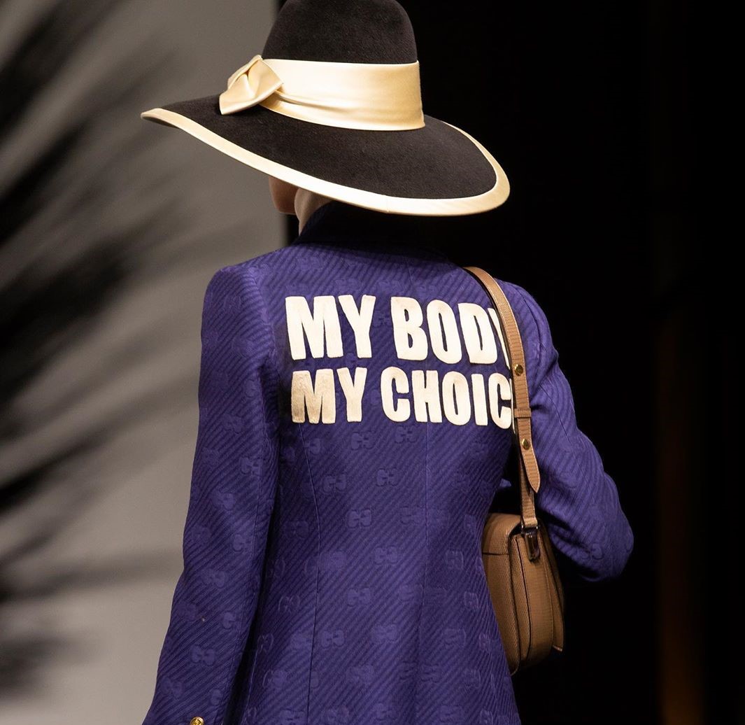 áo khoác in chữ My body my choice Gucci