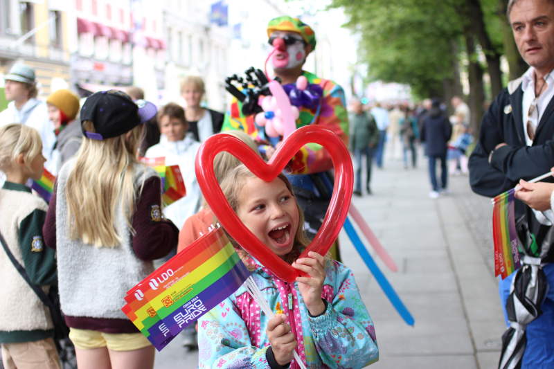 bé gái tham gia diễn hành pride tại oslo