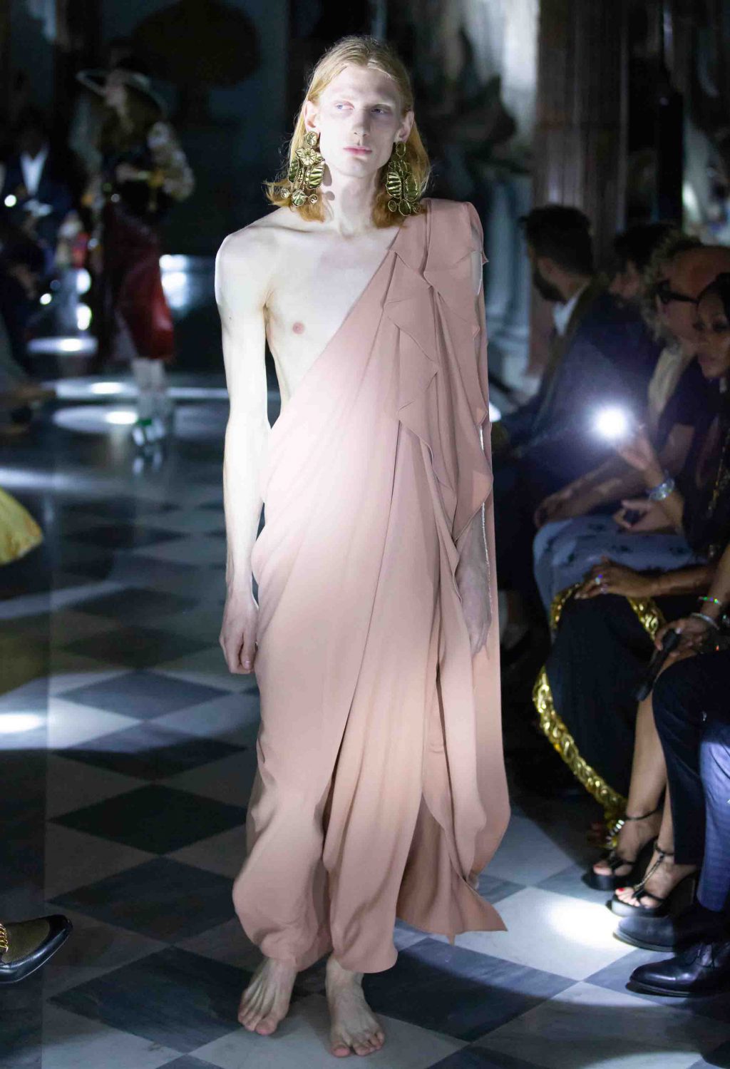 đầm lệch vai màu nude Gucci Cruise 2020