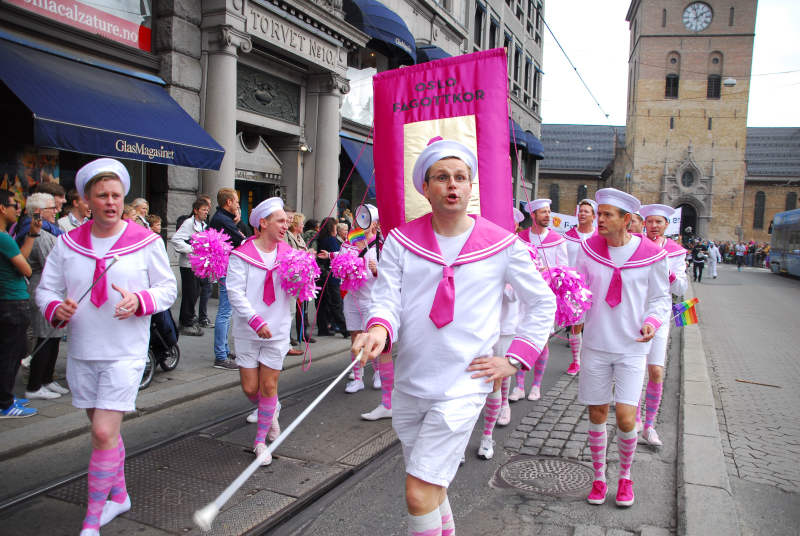 diễu hành mặc đồ thuỷ thủ hồng tại pride oslo
