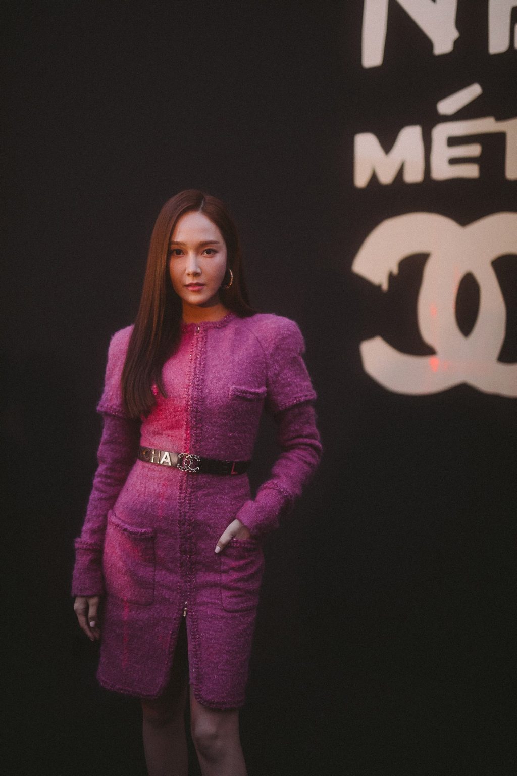 jessica jung mặc đầm tweed màu hồng tại chanel's métiers d'art show