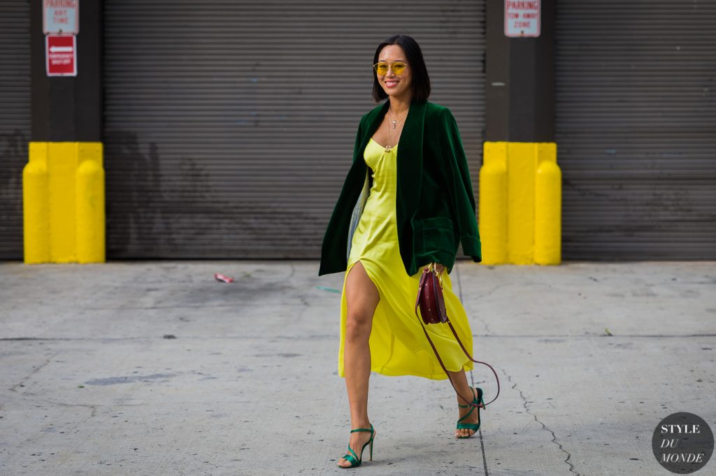 tín đồ thời trang Aimee Song tự tin diện blazer xanh rêu, đầm xẻ tà vàng