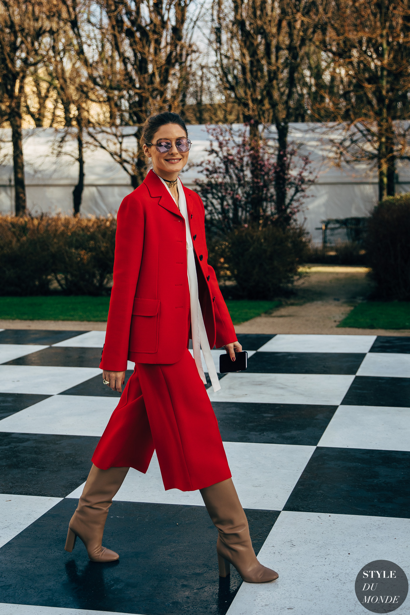 tín đồ thời trang Olivia Palermo diện blazer, quần cullotes đỏ