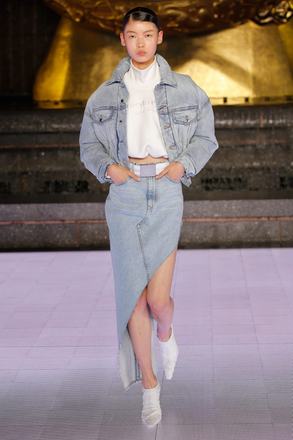 chân váy denim bất đối xứng và áo crop top Alexander Wang 2020