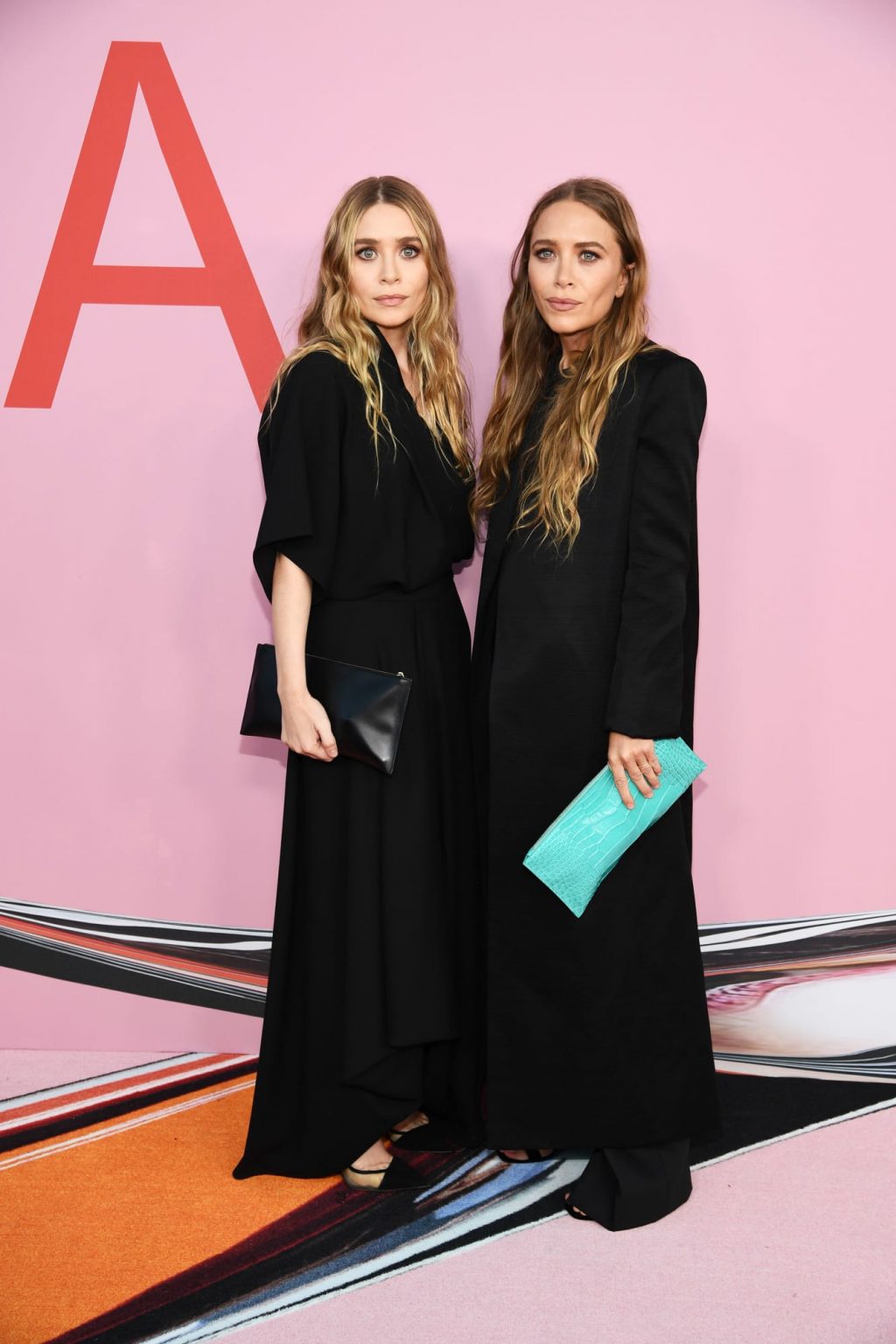 ashley và mary-kate olsen tại lễ trao giải cfda