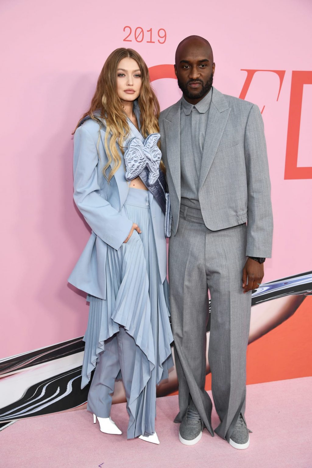 gigi hadid mặc trang phục off-white và virgil abloh tại lễ trao giải cfda