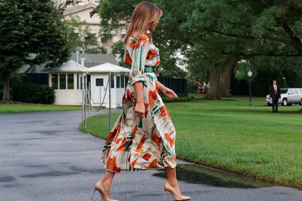 melania trump diện đầm gucci họa tiết đến Anh