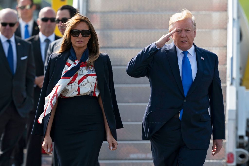 phu nhân melania trump diện đồ Burberry đến Anh