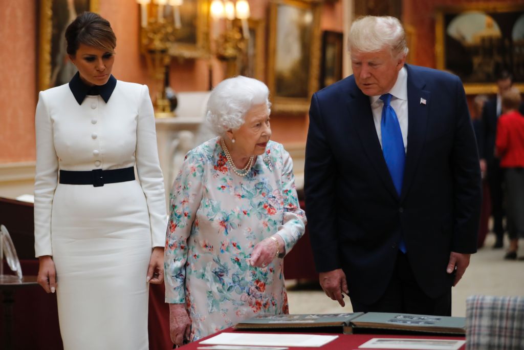 melania trump tham quan buckingham palace