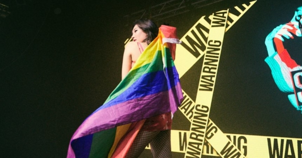 sunmi cầm cờ lgbt